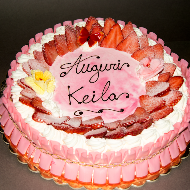Torta da cerimonia con frutta personalizzata